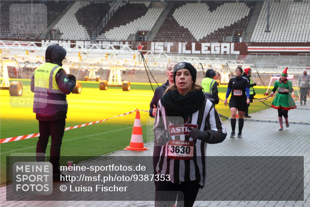 07.12.2025 - St. Pauli X-Mass-Run No. 15 Luisa Fischer http://msf.ph/oto/9387353 07.12.2025 11:45:21 Ziel 1, 15, 3630, 3930, 2122, 228, 291, 1281, 1933, 1938, 1965, 1968, 1972, 2122, 2156, 2181, 2246, 2263, 2424, 2644, 2844, 3043, 3168, 3485, 3489, 3492, 3529, 3530, 3552, 3553, 3575, 3578, 3605, 3624, 3630, 3920, 3921, 3930, 4103 meine-sportfotos.de