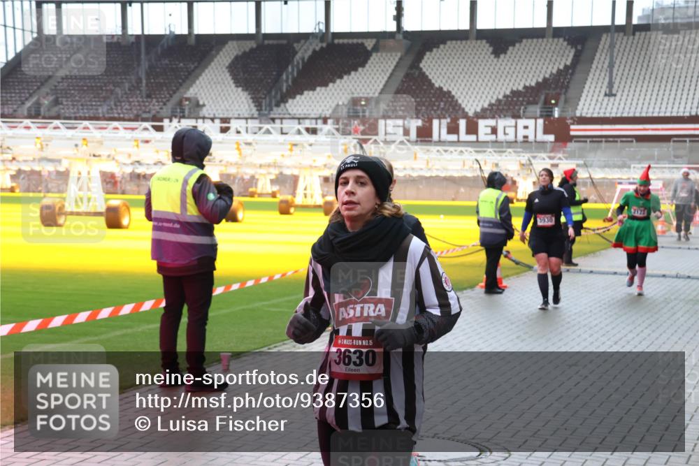 07.12.2025 - St. Pauli X-Mass-Run No. 15 Luisa Fischer http://msf.ph/oto/9387356 07.12.2025 11:45:21 Ziel 15, 3630, 3930, 2122, 228, 291, 1281, 1933, 1938, 1965, 1968, 1972, 2122, 2156, 2181, 2246, 2263, 2424, 2644, 2844, 3043, 3168, 3485, 3489, 3492, 3529, 3530, 3552, 3553, 3575, 3578, 3605, 3624, 3630, 3920, 3921, 3930, 4103 meine-sportfotos.de