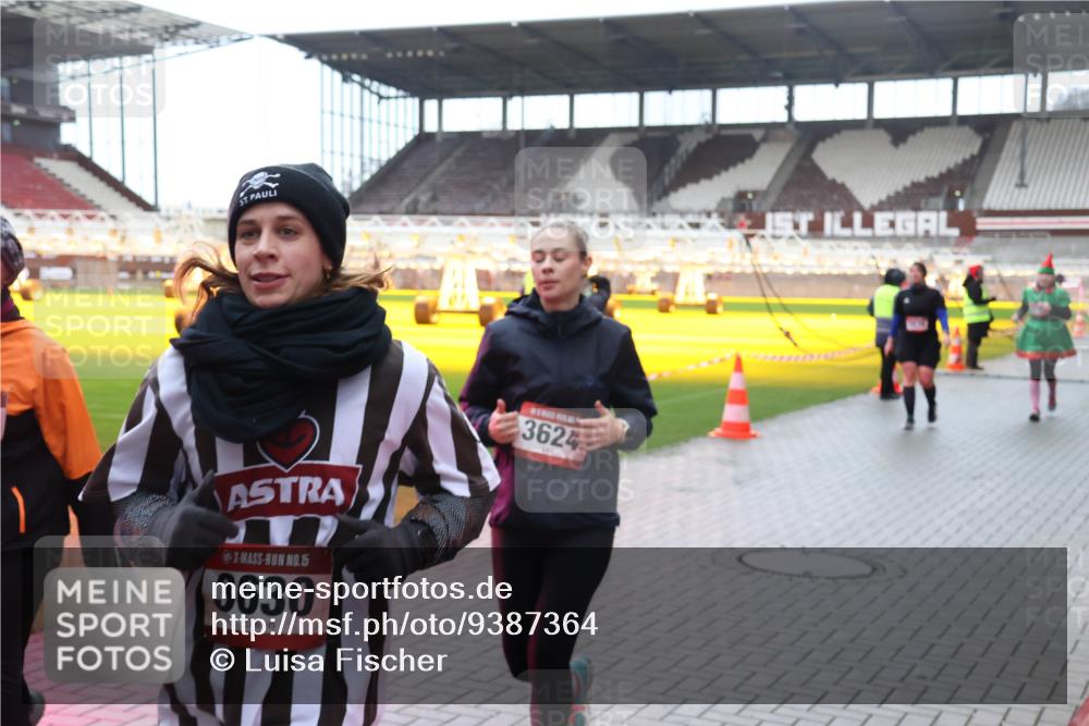 07.12.2025 - St. Pauli X-Mass-Run No. 15 Luisa Fischer http://msf.ph/oto/9387364 07.12.2025 11:45:22 Ziel 15, 3630, 3624, 228, 291, 1281, 1933, 1938, 1965, 1968, 1972, 2122, 2156, 2181, 2246, 2263, 2644, 2844, 3043, 3168, 3485, 3489, 3492, 3529, 3530, 3552, 3553, 3575, 3578, 3605, 3624, 3630, 3920, 3921, 3930, 4103 meine-sportfotos.de