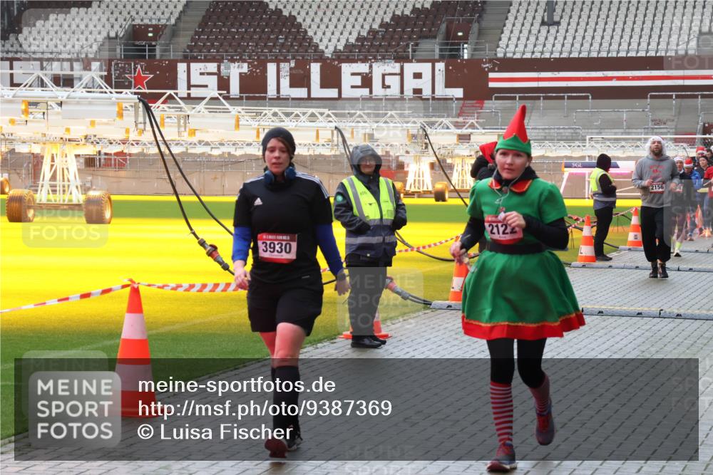 07.12.2025 - St. Pauli X-Mass-Run No. 15 Luisa Fischer http://msf.ph/oto/9387369 07.12.2025 11:45:24 Ziel 3930, 656, 212, 2156, 228, 291, 1281, 1938, 1965, 1968, 1972, 2122, 2156, 2181, 2246, 2263, 2624, 2644, 2844, 3485, 3489, 3492, 3529, 3530, 3552, 3553, 3575, 3578, 3605, 3624, 3630, 3920, 3921, 3930, 4103 meine-sportfotos.de