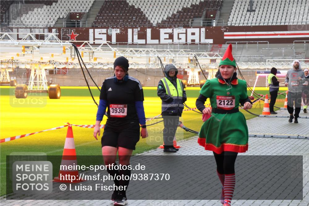 07.12.2025 - St. Pauli X-Mass-Run No. 15 Luisa Fischer http://msf.ph/oto/9387370 07.12.2025 11:45:25 Ziel 3930, 5, 2122, 2156, 228, 291, 1281, 1938, 1965, 1968, 1972, 2122, 2156, 2181, 2246, 2263, 2624, 2644, 2844, 3485, 3489, 3492, 3529, 3530, 3552, 3553, 3575, 3578, 3605, 3624, 3630, 3920, 3921, 3930, 4103 meine-sportfotos.de
