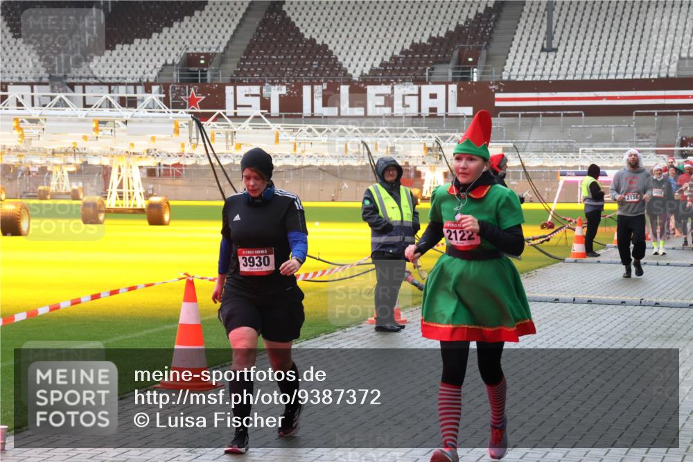 07.12.2025 - St. Pauli X-Mass-Run No. 15 Luisa Fischer http://msf.ph/oto/9387372 07.12.2025 11:45:25 Ziel 1, 5, 3930, 2122, 3605, 2156, 228, 291, 1281, 1938, 1965, 1968, 1972, 2122, 2156, 2181, 2246, 2263, 2624, 2644, 2844, 3485, 3489, 3492, 3529, 3530, 3552, 3553, 3575, 3578, 3605, 3624, 3630, 3920, 3921, 3930, 4103 meine-sportfotos.de