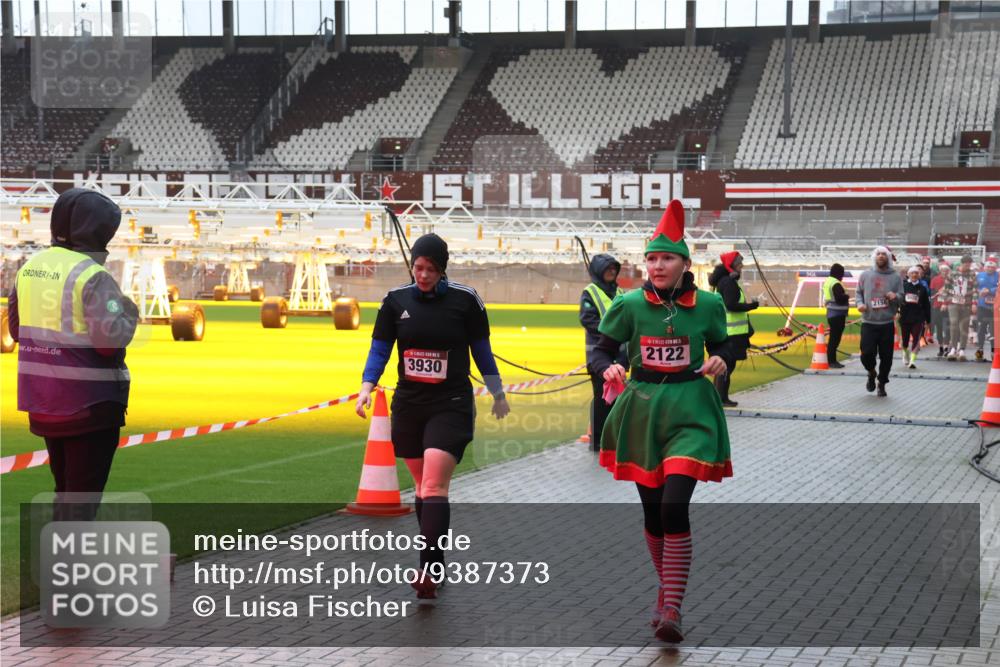 07.12.2025 - St. Pauli X-Mass-Run No. 15 Luisa Fischer http://msf.ph/oto/9387373 07.12.2025 11:45:25 Ziel 3930, 2122, 2156, 228, 291, 1281, 1938, 1965, 1968, 1972, 2122, 2156, 2181, 2246, 2263, 2624, 2644, 2844, 3485, 3489, 3492, 3529, 3530, 3552, 3553, 3575, 3578, 3605, 3624, 3630, 3920, 3921, 3930, 4103 meine-sportfotos.de