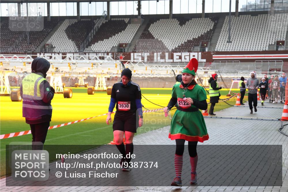 07.12.2025 - St. Pauli X-Mass-Run No. 15 Luisa Fischer http://msf.ph/oto/9387374 07.12.2025 11:45:26 Ziel 3930, 2122, 2156, 228, 291, 1281, 1938, 1965, 1968, 1972, 2122, 2156, 2181, 2246, 2263, 2624, 2644, 2844, 3485, 3489, 3492, 3529, 3530, 3552, 3553, 3575, 3578, 3605, 3624, 3630, 3920, 3921, 3930, 4103 meine-sportfotos.de