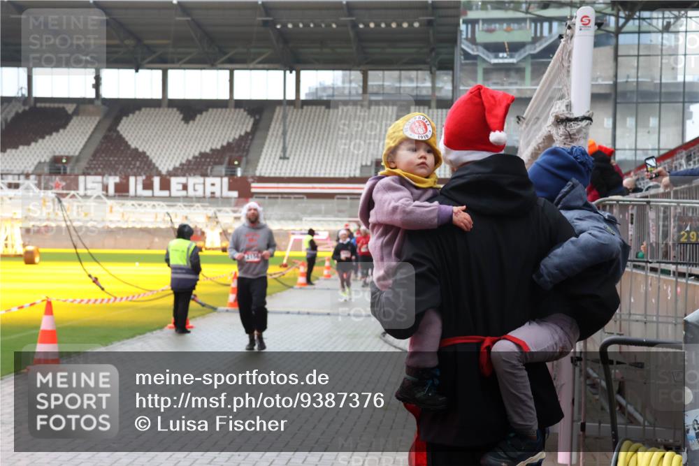 07.12.2025 - St. Pauli X-Mass-Run No. 15 Luisa Fischer http://msf.ph/oto/9387376 07.12.2025 11:45:30 Ziel 1910, 29, 228, 291, 1281, 1938, 1965, 1968, 1972, 2122, 2156, 2246, 2263, 2372, 2624, 2644, 2844, 3485, 3489, 3492, 3529, 3530, 3552, 3553, 3575, 3578, 3605, 3624, 3630, 3920, 3921, 4103 meine-sportfotos.de