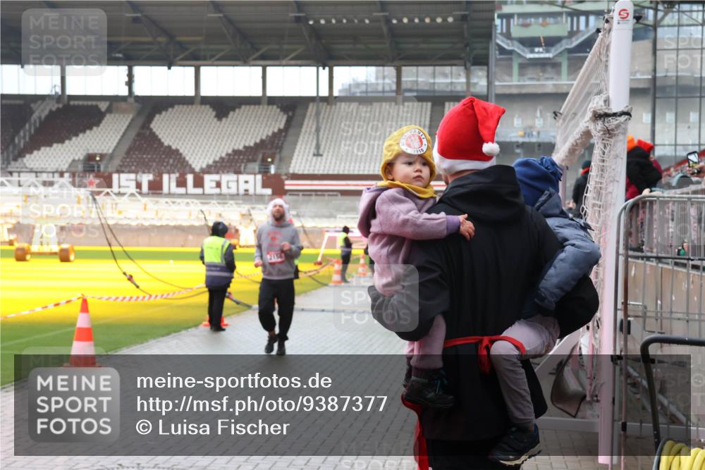 07.12.2025 - St. Pauli X-Mass-Run No. 15 Luisa Fischer http://msf.ph/oto/9387377 07.12.2025 11:45:30 Ziel 2156, 1910, 228, 291, 1281, 1938, 1965, 1968, 1972, 2122, 2156, 2246, 2263, 2372, 2624, 2644, 2844, 3485, 3489, 3492, 3529, 3530, 3552, 3553, 3575, 3578, 3605, 3624, 3630, 3920, 3921, 4103 meine-sportfotos.de