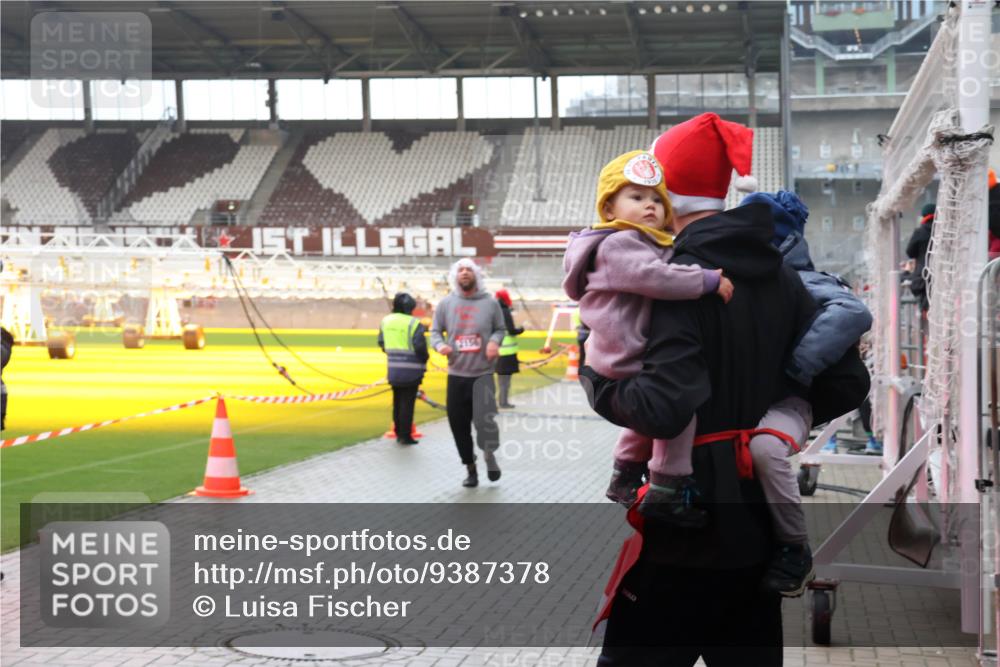 07.12.2025 - St. Pauli X-Mass-Run No. 15 Luisa Fischer http://msf.ph/oto/9387378 07.12.2025 11:45:31 Ziel 228, 291, 1281, 1938, 1968, 1972, 2122, 2156, 2246, 2263, 2372, 2624, 2644, 2844, 3485, 3489, 3492, 3529, 3530, 3552, 3553, 3573, 3575, 3578, 3605, 3624, 3630, 3920, 3921, 4103 meine-sportfotos.de