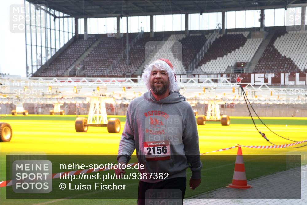 07.12.2025 - St. Pauli X-Mass-Run No. 15 Luisa Fischer http://msf.ph/oto/9387382 07.12.2025 11:45:35 Ziel 15, 2156, 228, 291, 1281, 1938, 2122, 2156, 2246, 2263, 2372, 2624, 2644, 2844, 3485, 3489, 3492, 3529, 3530, 3552, 3553, 3573, 3575, 3578, 3605, 3624, 3630, 3774, 3920, 3921, 4103 meine-sportfotos.de