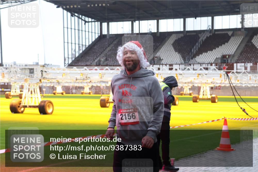 07.12.2025 - St. Pauli X-Mass-Run No. 15 Luisa Fischer http://msf.ph/oto/9387383 07.12.2025 11:45:35 Ziel 15, 2156, 228, 291, 1281, 1938, 2122, 2156, 2246, 2263, 2372, 2624, 2644, 2844, 3485, 3489, 3492, 3529, 3530, 3552, 3553, 3573, 3575, 3578, 3605, 3624, 3630, 3774, 3920, 3921, 4103 meine-sportfotos.de