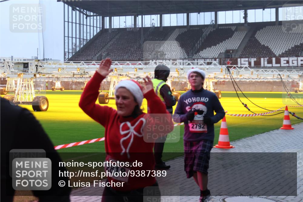 07.12.2025 - St. Pauli X-Mass-Run No. 15 Luisa Fischer http://msf.ph/oto/9387389 07.12.2025 10:22:39 Ziel 2818, 2792, 715, 739, 1371, 1488, 1636, 2184, 2817, 2818, 2819, 2944, 2945, 3431, 3736, 3999, 4000, 4321, 4322, 4323, 4415, 4771, 4774, 4781 meine-sportfotos.de