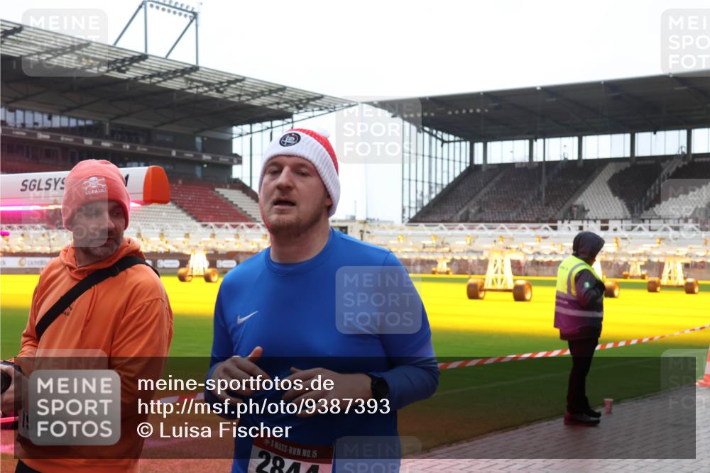 07.12.2025 - St. Pauli X-Mass-Run No. 15 Luisa Fischer http://msf.ph/oto/9387393 07.12.2025 11:45:42 Ziel 1960, 15, 284, 228, 291, 569, 572, 1281, 1324, 2246, 2263, 2372, 2382, 2385, 2624, 2644, 2844, 3378, 3379, 3485, 3489, 3492, 3529, 3530, 3552, 3553, 3573, 3575, 3578, 3605, 3624, 3630, 3774, 3920, 3921, 3963, 4058, 4060, 4103, 4112 meine-sportfotos.de