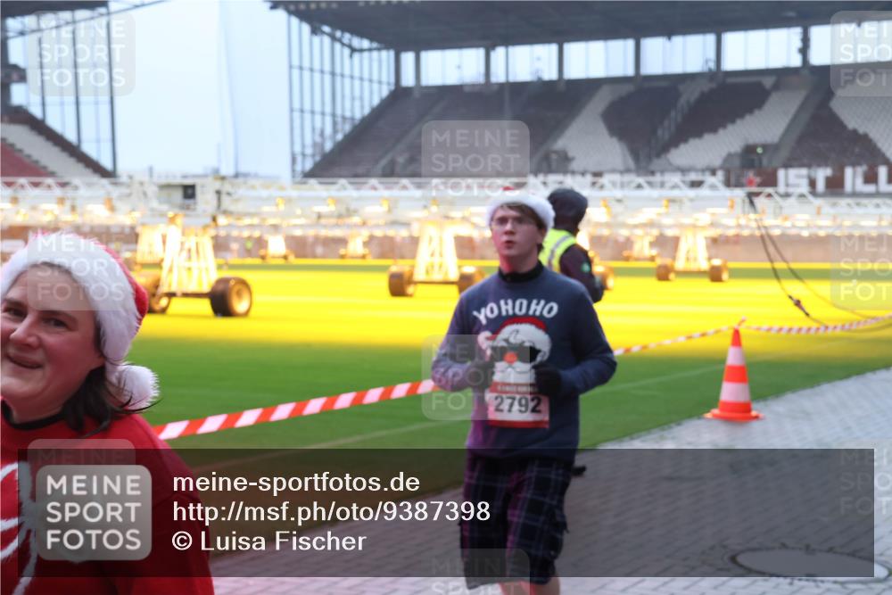 07.12.2025 - St. Pauli X-Mass-Run No. 15 Luisa Fischer http://msf.ph/oto/9387398 07.12.2025 10:22:39 Ziel 2792, 715, 739, 1371, 1488, 1636, 2184, 2817, 2818, 2819, 2944, 2945, 3431, 3736, 3999, 4000, 4321, 4322, 4323, 4415, 4771, 4774, 4781 meine-sportfotos.de