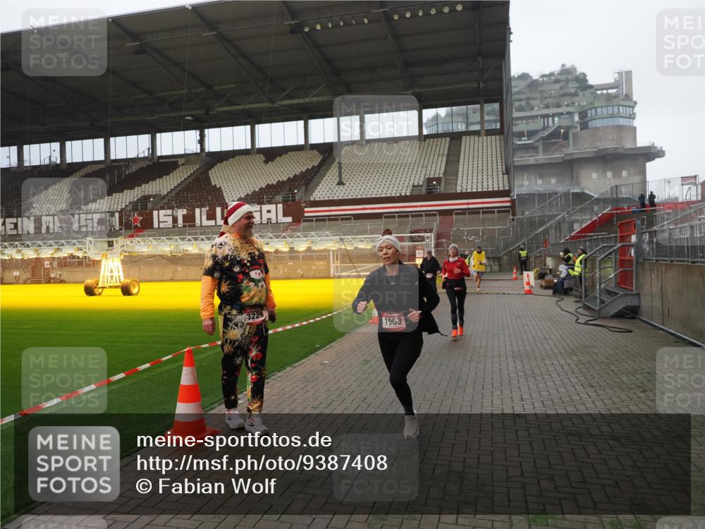 07.12.2025 - St. Pauli X-Mass-Run No. 15 Fabian Wolf http://msf.ph/oto/9387408 07.12.2025 10:17:46 Ziel 1161, 1162, 1963, 2663, 2952, 3804, 4127, 4227 meine-sportfotos.de