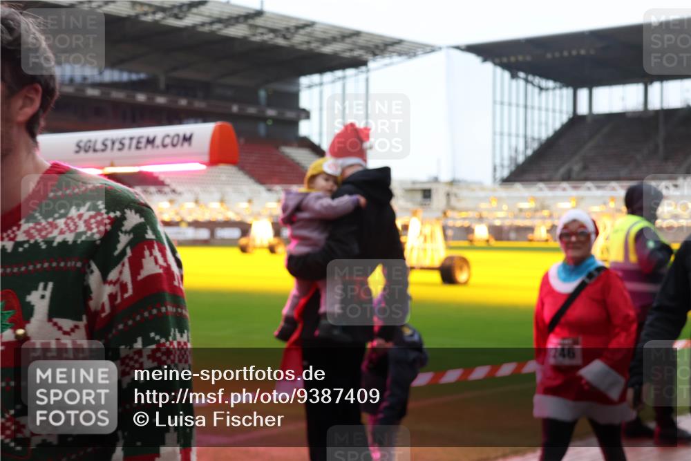 07.12.2025 - St. Pauli X-Mass-Run No. 15 Luisa Fischer http://msf.ph/oto/9387409 07.12.2025 11:45:57 Ziel 246, 291, 355, 526, 569, 572, 1324, 1541, 2372, 2382, 2385, 2624, 2844, 3028, 3378, 3379, 3485, 3489, 3492, 3529, 3530, 3573, 3575, 3578, 3774, 3963, 4058, 4060, 4112 meine-sportfotos.de