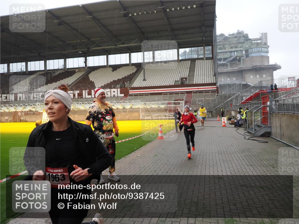 07.12.2025 - St. Pauli X-Mass-Run No. 15 Fabian Wolf http://msf.ph/oto/9387425 07.12.2025 10:17:46 Ziel 1161, 1162, 1963, 2663, 2952, 3804, 4127, 4227 meine-sportfotos.de