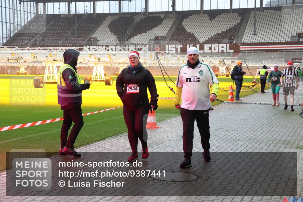07.12.2025 - St. Pauli X-Mass-Run No. 15 Luisa Fischer http://msf.ph/oto/9387441 07.12.2025 10:22:51 Ziel 2944, 2184, 4774, 715, 739, 1371, 1488, 1636, 2184, 2817, 2818, 2819, 3431, 3736, 3999, 4000, 4321, 4322, 4323, 4415, 4419, 4509, 4539, 4771, 4774, 4781 meine-sportfotos.de