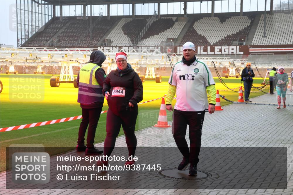 07.12.2025 - St. Pauli X-Mass-Run No. 15 Luisa Fischer http://msf.ph/oto/9387445 07.12.2025 10:22:51 Ziel 2944, 2184, 715, 739, 1371, 1488, 1636, 2184, 2817, 2818, 2819, 3431, 3736, 3999, 4000, 4321, 4322, 4323, 4415, 4419, 4509, 4539, 4771, 4774, 4781 meine-sportfotos.de