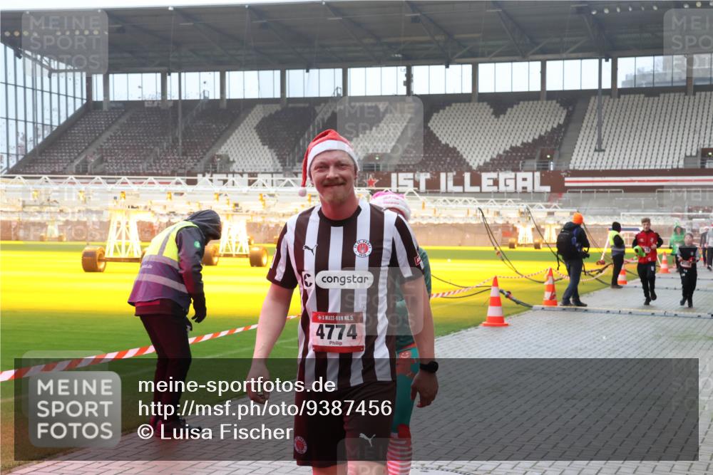 07.12.2025 - St. Pauli X-Mass-Run No. 15 Luisa Fischer http://msf.ph/oto/9387456 07.12.2025 10:23:03 Ziel 910, 15, 4774, 715, 739, 794, 1371, 1636, 2184, 2638, 2817, 2818, 2819, 3431, 3736, 3780, 4287, 4407, 4411, 4419, 4509, 4539, 4771, 4774, 4781 meine-sportfotos.de