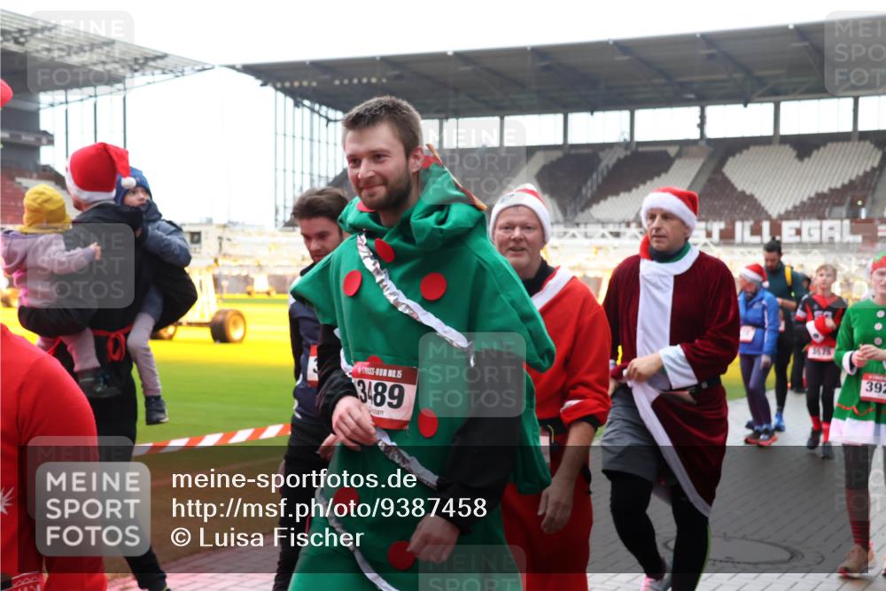07.12.2025 - St. Pauli X-Mass-Run No. 15 Luisa Fischer http://msf.ph/oto/9387458 07.12.2025 11:46:05 Ziel 4, 15, 3489, 3678, 392, 147, 355, 526, 569, 572, 1324, 1541, 2372, 2382, 2385, 2624, 2844, 3028, 3378, 3379, 3573, 3774, 3963, 4058, 4060, 4112 meine-sportfotos.de