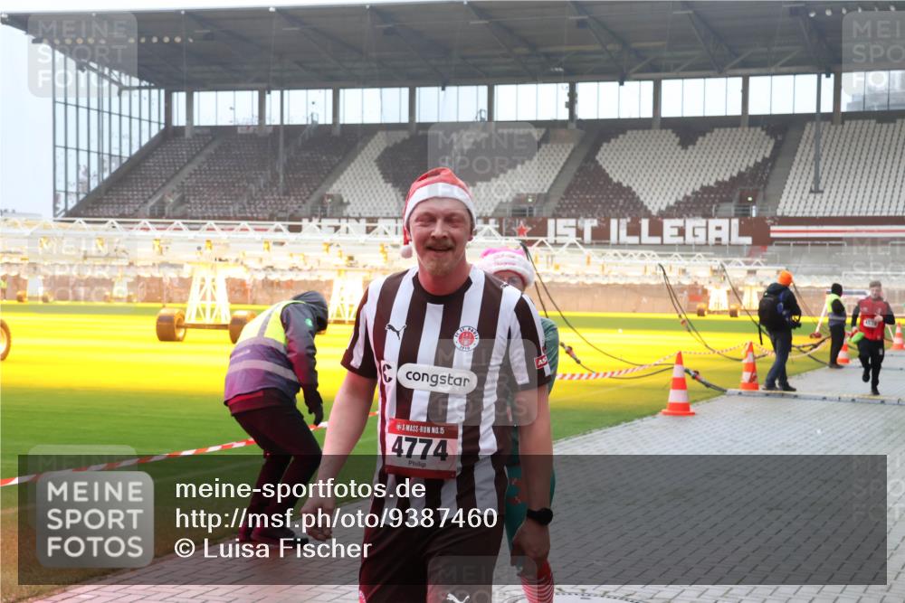 07.12.2025 - St. Pauli X-Mass-Run No. 15 Luisa Fischer http://msf.ph/oto/9387460 07.12.2025 10:23:03 Ziel 15, 4774, 715, 739, 794, 1371, 1636, 2184, 2638, 2817, 2818, 2819, 3431, 3736, 3780, 4287, 4407, 4411, 4419, 4509, 4539, 4771, 4774, 4781 meine-sportfotos.de