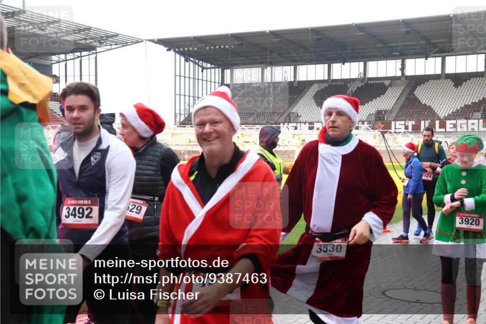 07.12.2025 - St. Pauli X-Mass-Run No. 15 Luisa Fischer http://msf.ph/oto/9387463 07.12.2025 11:46:06 Ziel 3492, 529, 24, 3530, 117, 2624, 3920, 147, 355, 526, 569, 572, 1324, 1541, 2372, 2382, 2385, 2624, 3028, 3378, 3379, 3573, 3774, 3963, 4058, 4060, 4112 meine-sportfotos.de