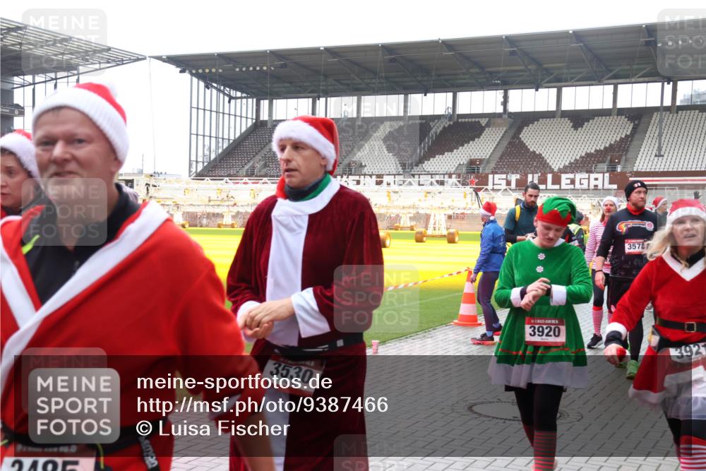 07.12.2025 - St. Pauli X-Mass-Run No. 15 Luisa Fischer http://msf.ph/oto/9387466 07.12.2025 11:46:06 Ziel 2405, 3530, 35787, 3920, 3921, 147, 355, 526, 569, 572, 1324, 1541, 2372, 2382, 2385, 2624, 3028, 3378, 3379, 3573, 3774, 3963, 4058, 4060, 4112 meine-sportfotos.de