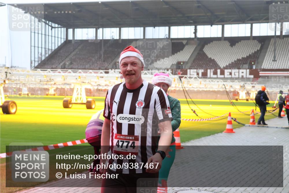 07.12.2025 - St. Pauli X-Mass-Run No. 15 Luisa Fischer http://msf.ph/oto/9387467 07.12.2025 10:23:03 Ziel 15, 4774, 715, 739, 794, 1371, 1636, 2184, 2638, 2817, 2818, 2819, 3431, 3736, 3780, 4287, 4407, 4411, 4419, 4509, 4539, 4771, 4774, 4781 meine-sportfotos.de
