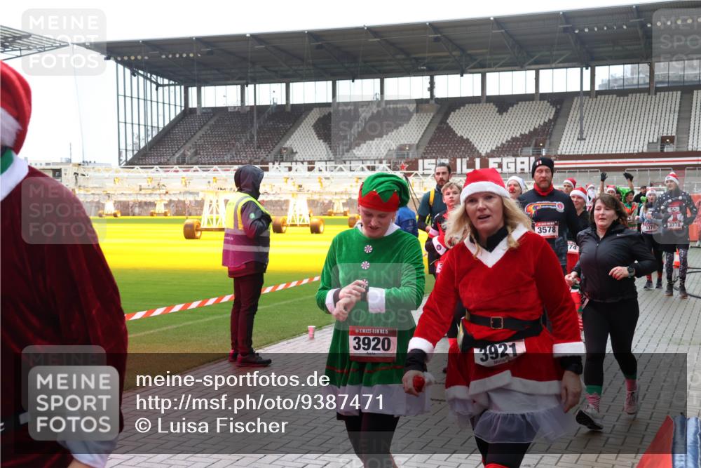 07.12.2025 - St. Pauli X-Mass-Run No. 15 Luisa Fischer http://msf.ph/oto/9387471 07.12.2025 11:46:07 Ziel 15, 3920, 3921, 3578, 74, 3378, 3379, 147, 355, 526, 569, 572, 1324, 1541, 2372, 2382, 2385, 2624, 3028, 3378, 3379, 3573, 3774, 3963, 4058, 4060, 4112 meine-sportfotos.de