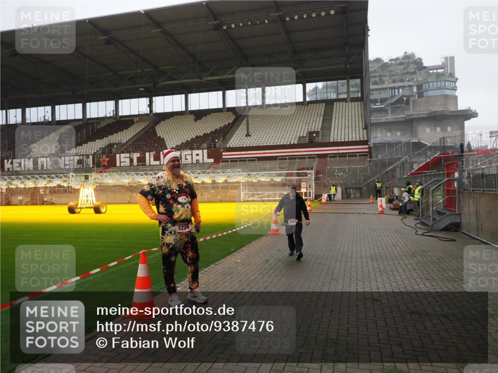 07.12.2025 - St. Pauli X-Mass-Run No. 15 Fabian Wolf http://msf.ph/oto/9387476 07.12.2025 10:17:52 Ziel 1963, 2663, 3804, 4227 meine-sportfotos.de