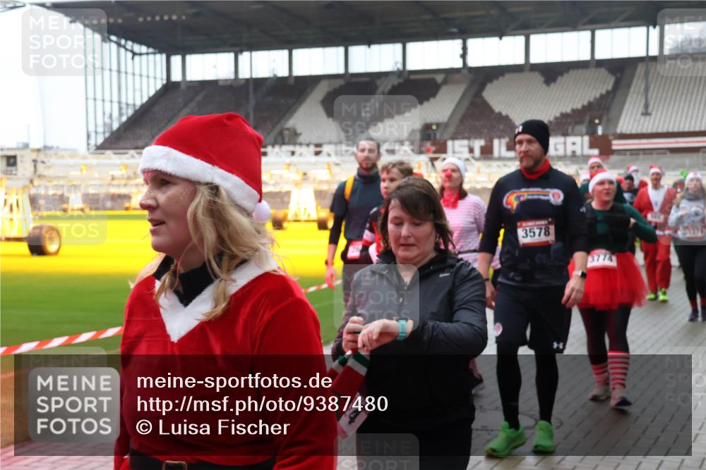 07.12.2025 - St. Pauli X-Mass-Run No. 15 Luisa Fischer http://msf.ph/oto/9387480 07.12.2025 11:46:09 Ziel 4, 3578, 143, 147, 188, 355, 526, 569, 572, 733, 1324, 1541, 2372, 2382, 2385, 2624, 3028, 3378, 3379, 3573, 3774, 3963, 4058, 4060, 4112 meine-sportfotos.de