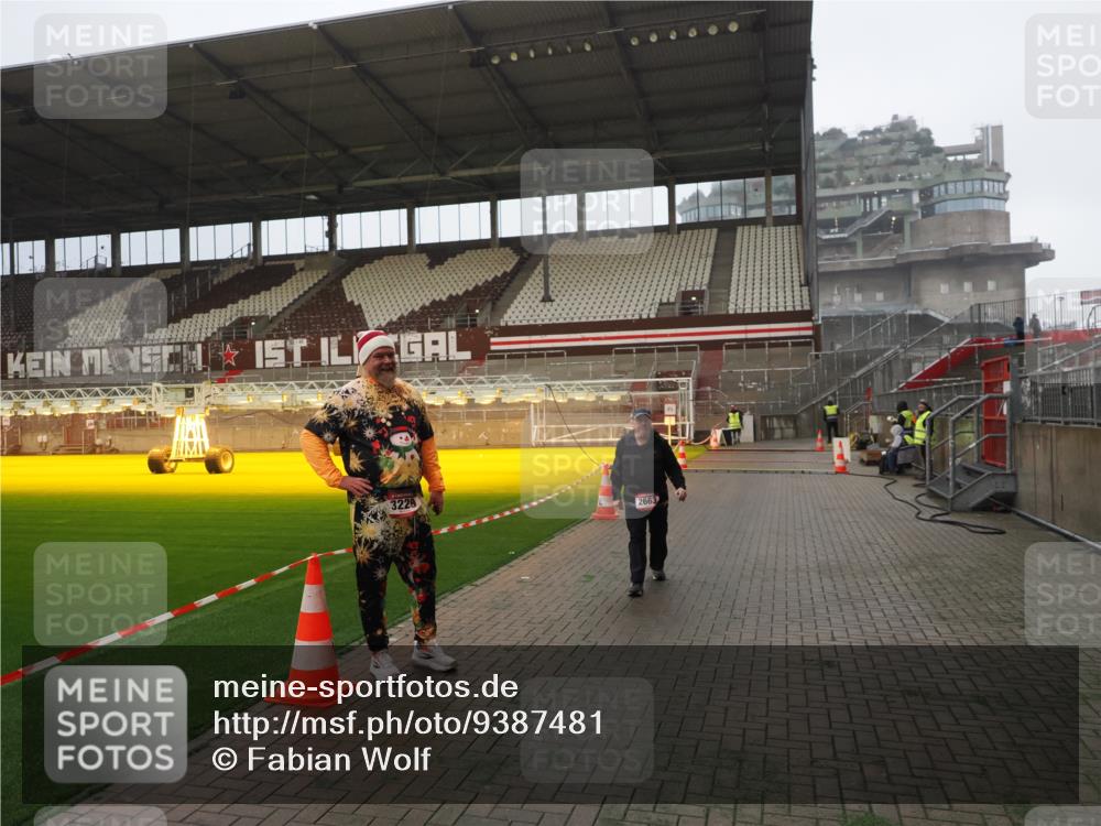07.12.2025 - St. Pauli X-Mass-Run No. 15 Fabian Wolf http://msf.ph/oto/9387481 07.12.2025 10:17:52 Ziel 1963, 2663, 3804, 4227 meine-sportfotos.de
