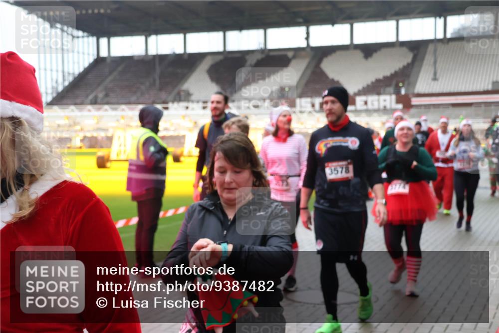 07.12.2025 - St. Pauli X-Mass-Run No. 15 Luisa Fischer http://msf.ph/oto/9387482 07.12.2025 11:46:09 Ziel 3578, 143, 147, 188, 355, 526, 569, 572, 733, 1324, 1541, 2372, 2382, 2385, 2624, 3028, 3378, 3379, 3573, 3774, 3963, 4058, 4060, 4112 meine-sportfotos.de