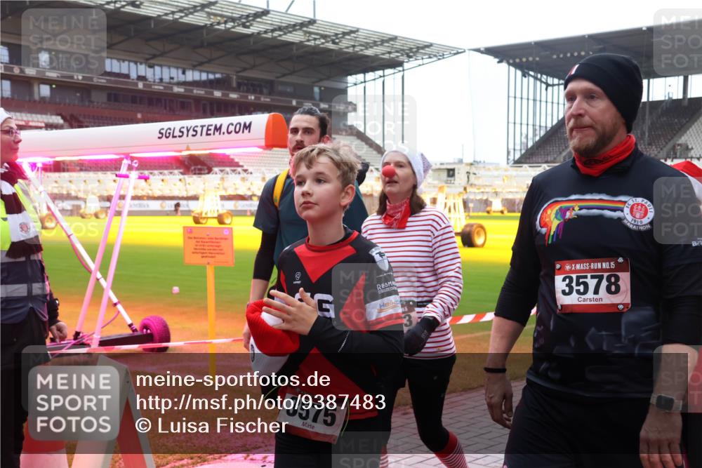 07.12.2025 - St. Pauli X-Mass-Run No. 15 Luisa Fischer http://msf.ph/oto/9387483 07.12.2025 11:46:13 Ziel 3575, 1910, 15, 3578, 143, 147, 188, 355, 356, 526, 569, 572, 733, 1324, 1541, 2097, 2137, 2372, 2382, 2385, 3028, 3378, 3379, 3573, 3774, 3963, 4058, 4060, 4112 meine-sportfotos.de