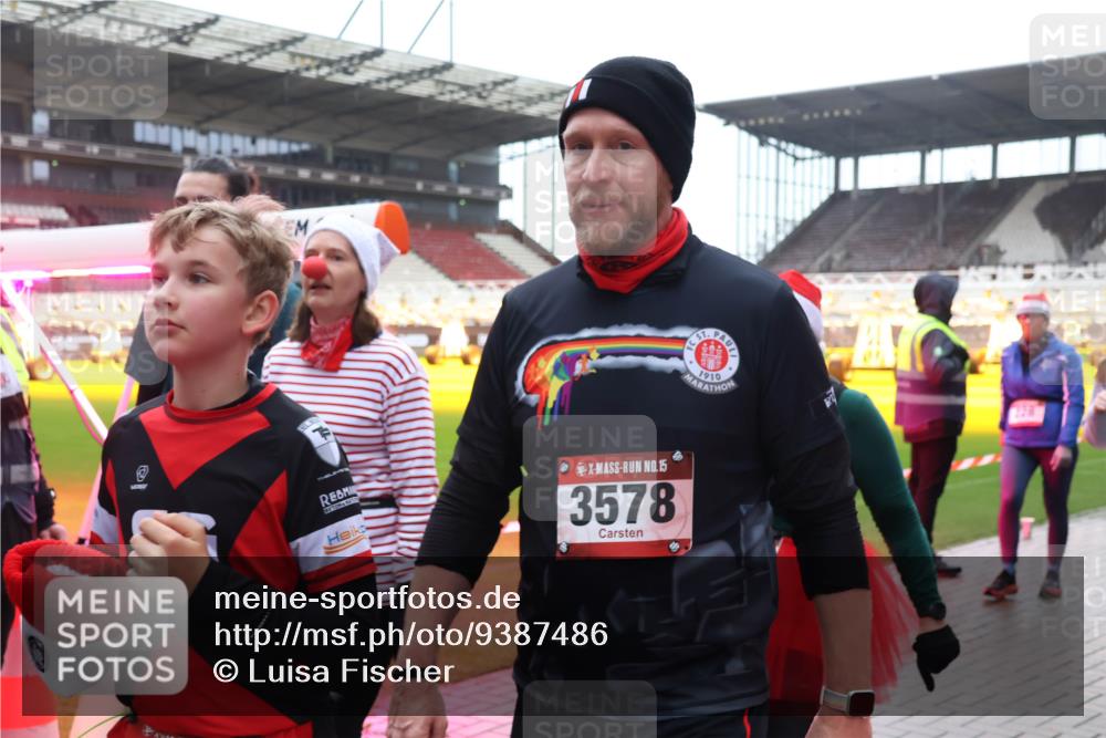 07.12.2025 - St. Pauli X-Mass-Run No. 15 Luisa Fischer http://msf.ph/oto/9387486 07.12.2025 11:46:13 Ziel 15, 3578, 143, 147, 188, 355, 356, 526, 569, 572, 733, 1324, 1541, 2097, 2137, 2372, 2382, 2385, 3028, 3378, 3379, 3573, 3774, 3963, 4058, 4060, 4112 meine-sportfotos.de
