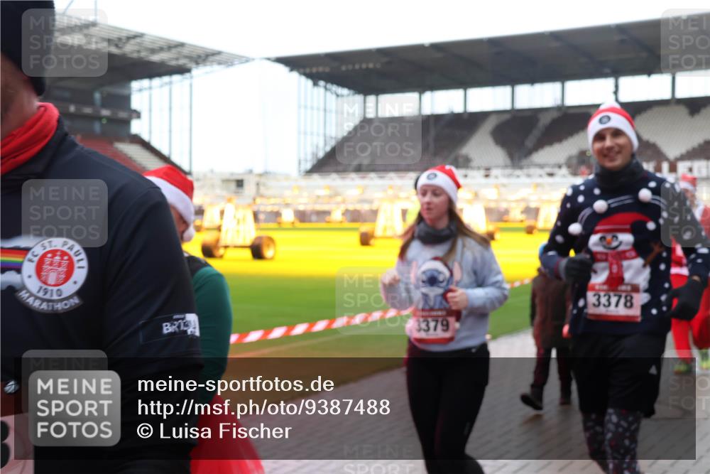 07.12.2025 - St. Pauli X-Mass-Run No. 15 Luisa Fischer http://msf.ph/oto/9387488 07.12.2025 11:46:14 Ziel 1910, 3379, 3378, 143, 147, 188, 355, 356, 526, 569, 572, 733, 1324, 1541, 2097, 2137, 2372, 2382, 2385, 3028, 3378, 3379, 3573, 3774, 3963, 4058, 4060, 4112 meine-sportfotos.de