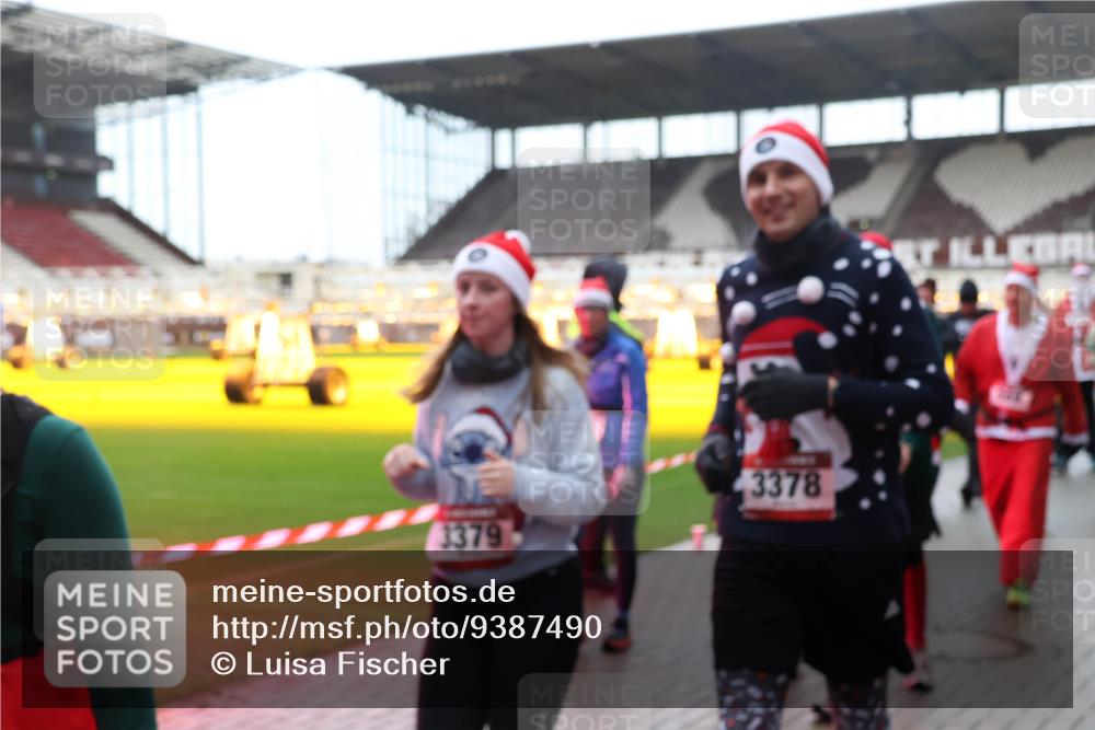 07.12.2025 - St. Pauli X-Mass-Run No. 15 Luisa Fischer http://msf.ph/oto/9387490 07.12.2025 11:46:14 Ziel 3379, 3378, 143, 147, 188, 355, 356, 526, 569, 572, 733, 1324, 1541, 2097, 2137, 2372, 2382, 2385, 3028, 3378, 3379, 3573, 3774, 3963, 4058, 4060, 4112 meine-sportfotos.de