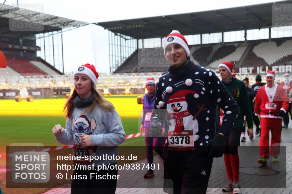 07.12.2025 - St. Pauli X-Mass-Run No. 15 Luisa Fischer http://msf.ph/oto/9387491 07.12.2025 11:46:15 Ziel 3379, 15, 3378, 569, 143, 147, 188, 355, 356, 526, 569, 572, 733, 1324, 1541, 2097, 2137, 2372, 2382, 2385, 3028, 3378, 3379, 3573, 3774, 3963, 4058, 4060, 4112 meine-sportfotos.de