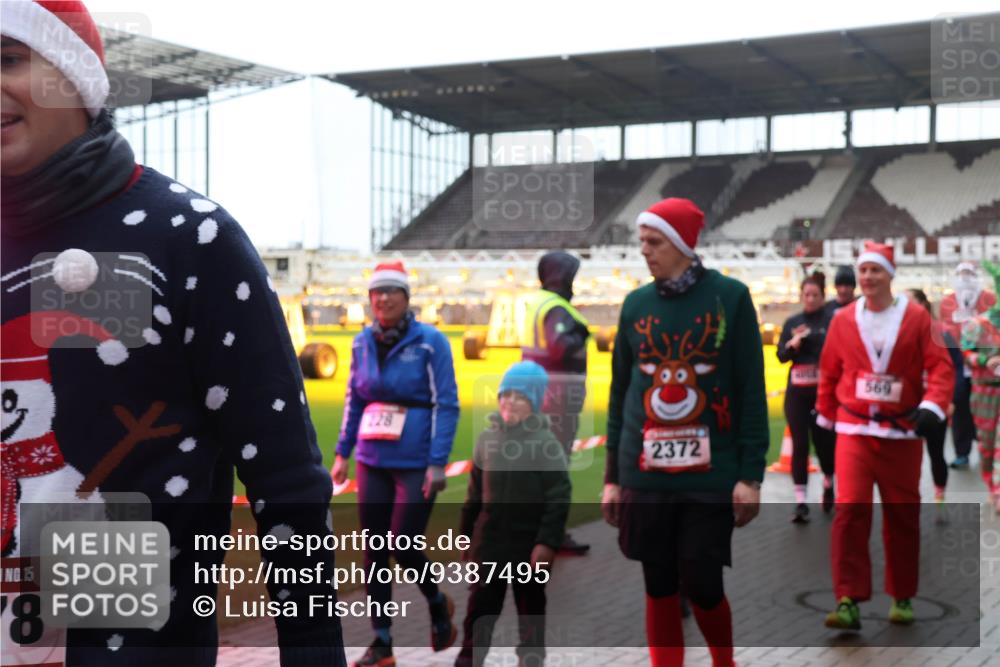 07.12.2025 - St. Pauli X-Mass-Run No. 15 Luisa Fischer http://msf.ph/oto/9387495 07.12.2025 11:46:16 Ziel 15, 8, 128, 2372, 569, 143, 147, 188, 355, 356, 526, 569, 572, 733, 1324, 1541, 2097, 2137, 2382, 2385, 3028, 3378, 3379, 3573, 3620, 3774, 3963, 4058, 4060, 4112 meine-sportfotos.de
