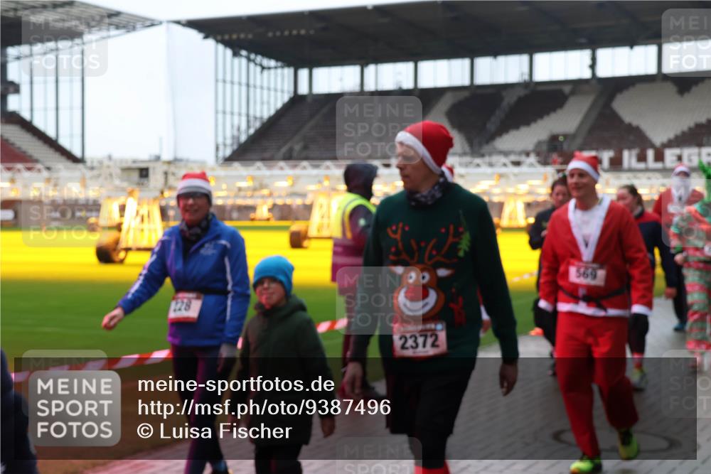 07.12.2025 - St. Pauli X-Mass-Run No. 15 Luisa Fischer http://msf.ph/oto/9387496 07.12.2025 11:46:16 Ziel 128, 2372, 569, 143, 147, 188, 355, 356, 526, 569, 572, 733, 1324, 1541, 2097, 2137, 2382, 2385, 3028, 3378, 3379, 3573, 3620, 3774, 3963, 4058, 4060, 4112 meine-sportfotos.de