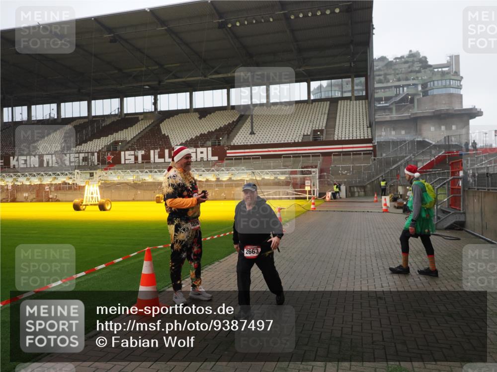 07.12.2025 - St. Pauli X-Mass-Run No. 15 Fabian Wolf http://msf.ph/oto/9387497 07.12.2025 10:17:55 Ziel 1963, 2663, 3804, 4227 meine-sportfotos.de