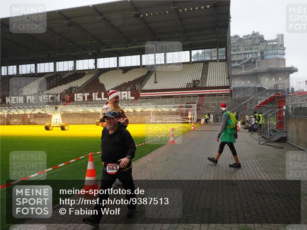 07.12.2025 - St. Pauli X-Mass-Run No. 15 Fabian Wolf http://msf.ph/oto/9387513 07.12.2025 10:17:56 Ziel 1963, 2663, 3804, 4227 meine-sportfotos.de