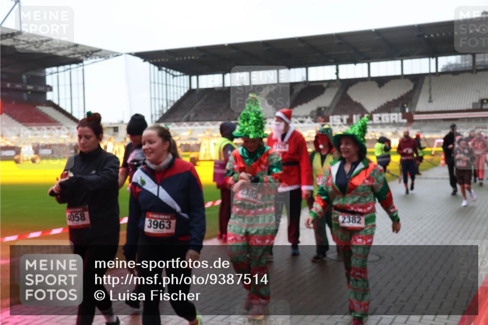 07.12.2025 - St. Pauli X-Mass-Run No. 15 Luisa Fischer http://msf.ph/oto/9387514 07.12.2025 11:46:21 Ziel 4058, 3963, 2385, 2382, 143, 147, 188, 355, 356, 526, 569, 572, 733, 1058, 1324, 1433, 1454, 1541, 2097, 2137, 2382, 2385, 2437, 3028, 3378, 3379, 3620, 3963, 4058, 4060, 4112 meine-sportfotos.de