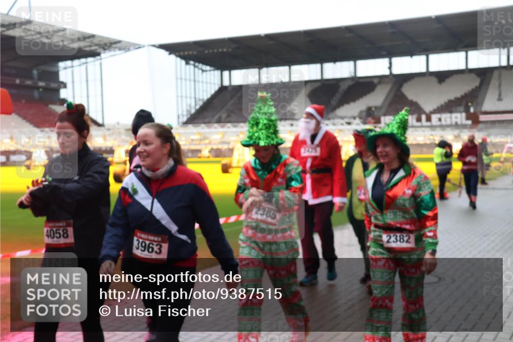 07.12.2025 - St. Pauli X-Mass-Run No. 15 Luisa Fischer http://msf.ph/oto/9387515 07.12.2025 11:46:21 Ziel 4058, 3963, 2425, 2385, 2382, 143, 147, 188, 355, 356, 526, 569, 572, 733, 1058, 1324, 1433, 1454, 1541, 2097, 2137, 2382, 2385, 2437, 3028, 3378, 3379, 3620, 3963, 4058, 4060, 4112 meine-sportfotos.de
