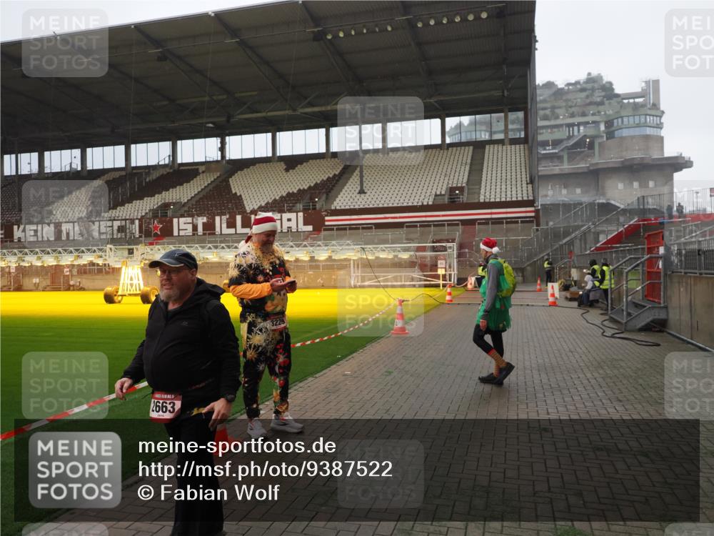 07.12.2025 - St. Pauli X-Mass-Run No. 15 Fabian Wolf http://msf.ph/oto/9387522 07.12.2025 10:17:56 Ziel 1963, 2663, 3804, 4227 meine-sportfotos.de