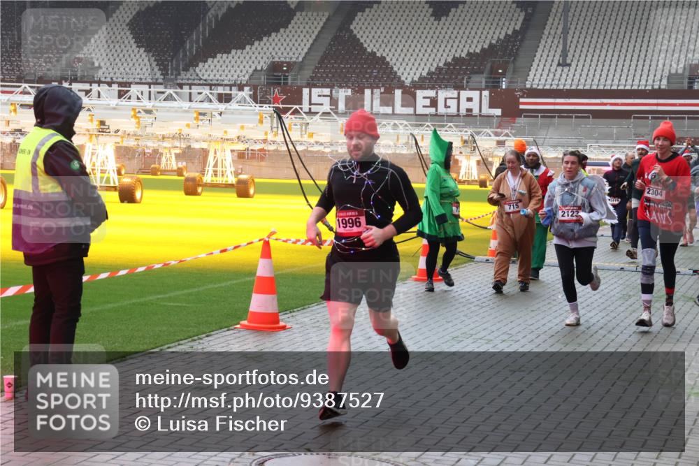 07.12.2025 - St. Pauli X-Mass-Run No. 15 Luisa Fischer http://msf.ph/oto/9387527 07.12.2025 10:23:24 Ziel 1996, 715, 2123, 419, 2304, 715, 739, 794, 1636, 1996, 2123, 2304, 2508, 2511, 2638, 3052, 3078, 3079, 3780, 4287, 4407, 4411, 4419, 4509, 4539 meine-sportfotos.de