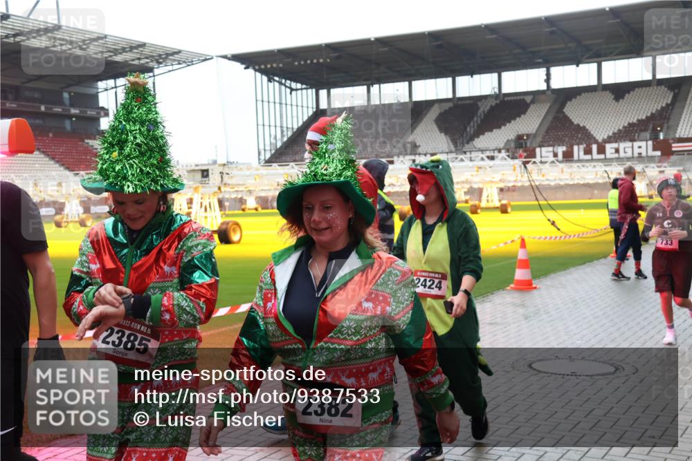 07.12.2025 - St. Pauli X-Mass-Run No. 15 Luisa Fischer http://msf.ph/oto/9387533 07.12.2025 11:46:23 Ziel 15, 2385, 1, 2382, 2424, 733, 143, 147, 188, 355, 356, 526, 569, 572, 733, 949, 1058, 1073, 1324, 1433, 1454, 1541, 2097, 2137, 2382, 2385, 2437, 3028, 3378, 3379, 3523, 3524, 3620, 3963, 4058, 4060, 4112 meine-sportfotos.de
