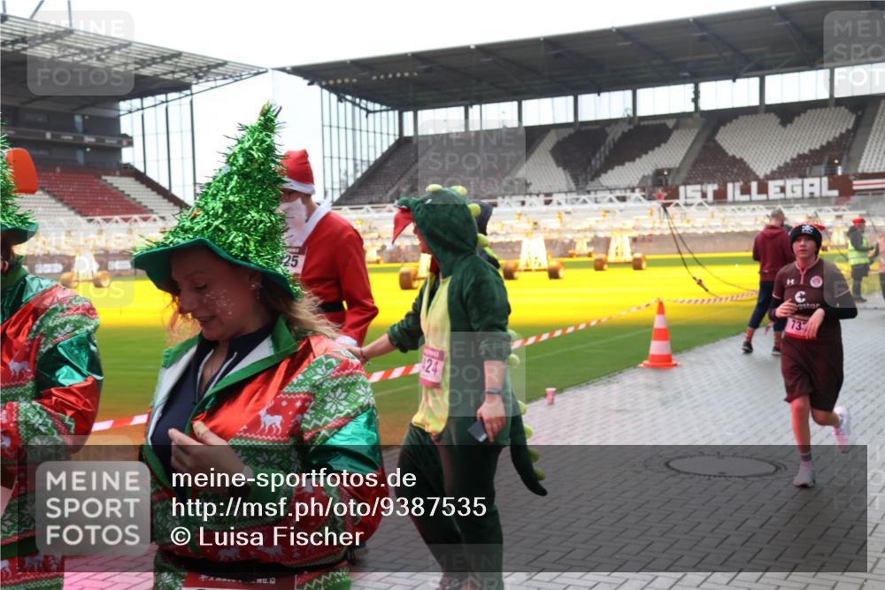 07.12.2025 - St. Pauli X-Mass-Run No. 15 Luisa Fischer http://msf.ph/oto/9387535 07.12.2025 11:46:24 Ziel 424, 73, 143, 147, 188, 355, 356, 526, 569, 572, 733, 949, 954, 1058, 1073, 1324, 1433, 1454, 1541, 2097, 2137, 2382, 2385, 2437, 3028, 3378, 3379, 3523, 3524, 3620, 3963, 4058, 4060, 4112 meine-sportfotos.de