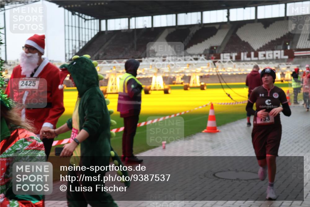 07.12.2025 - St. Pauli X-Mass-Run No. 15 Luisa Fischer http://msf.ph/oto/9387537 07.12.2025 11:46:24 Ziel 2425, 733, 143, 147, 188, 355, 356, 526, 569, 572, 733, 949, 954, 1058, 1073, 1324, 1433, 1454, 1541, 2097, 2137, 2382, 2385, 2437, 3028, 3378, 3379, 3523, 3524, 3620, 3963, 4058, 4060, 4112 meine-sportfotos.de