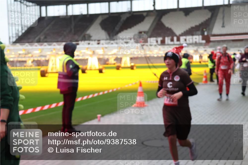 07.12.2025 - St. Pauli X-Mass-Run No. 15 Luisa Fischer http://msf.ph/oto/9387538 07.12.2025 11:46:24 Ziel 143, 147, 188, 355, 356, 526, 569, 572, 733, 949, 954, 1058, 1073, 1324, 1433, 1454, 1541, 2097, 2137, 2382, 2385, 2437, 3028, 3378, 3379, 3523, 3524, 3620, 3963, 4058, 4060, 4112 meine-sportfotos.de
