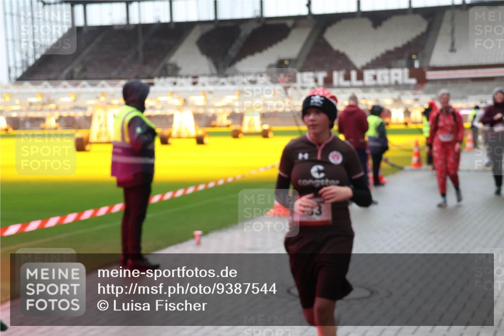07.12.2025 - St. Pauli X-Mass-Run No. 15 Luisa Fischer http://msf.ph/oto/9387544 07.12.2025 11:46:25 Ziel 143, 147, 188, 355, 356, 526, 569, 572, 733, 949, 954, 1058, 1073, 1324, 1433, 1454, 1541, 2097, 2137, 2382, 2385, 2437, 2935, 2941, 3028, 3378, 3379, 3523, 3524, 3620, 3963, 4058, 4060, 4112 meine-sportfotos.de